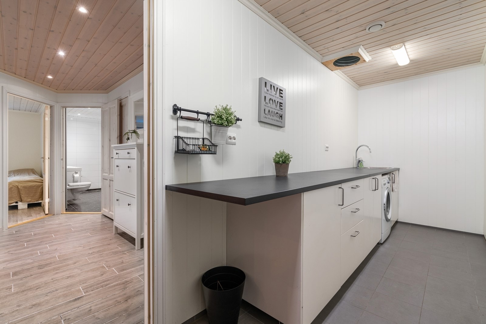 Romslig vaskerom med innredning. Her har du bla. vask og skittentøy sjakt fra badet i 2. etasje. Dør ut til garasje. Galleribilde