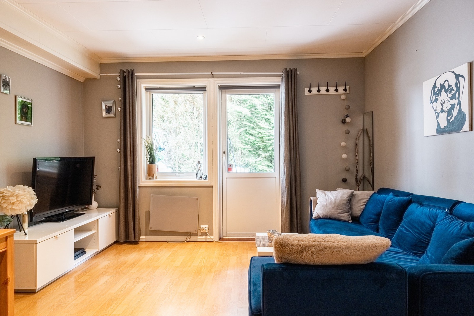 Kjellerstue med adkomst til terrasse. Galleribilde