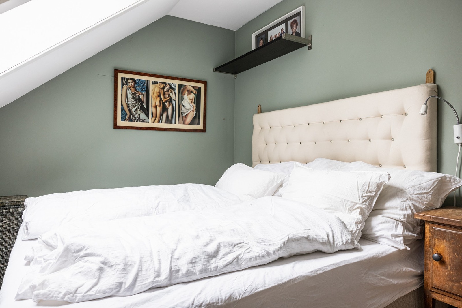 God plass til dobbeltseng og nattbord. Galleribilde