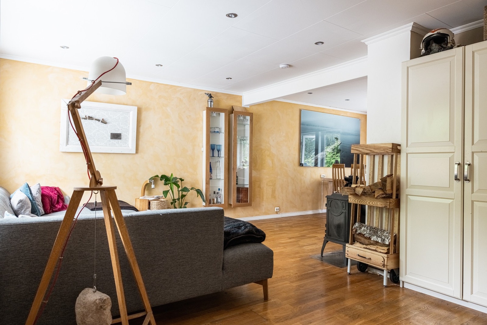 Åpen sosial sone med stue, spisestue og kjøkken. Galleribilde