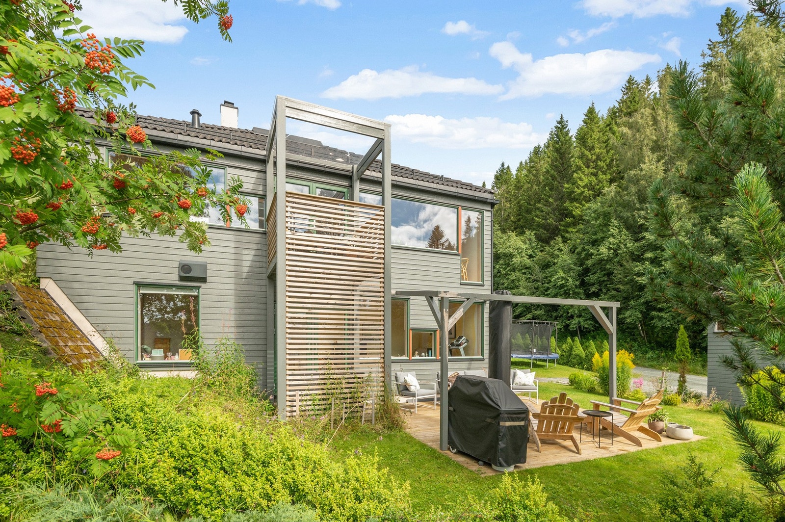 Eiendommen har flere solrike uteplasser Galleribilde