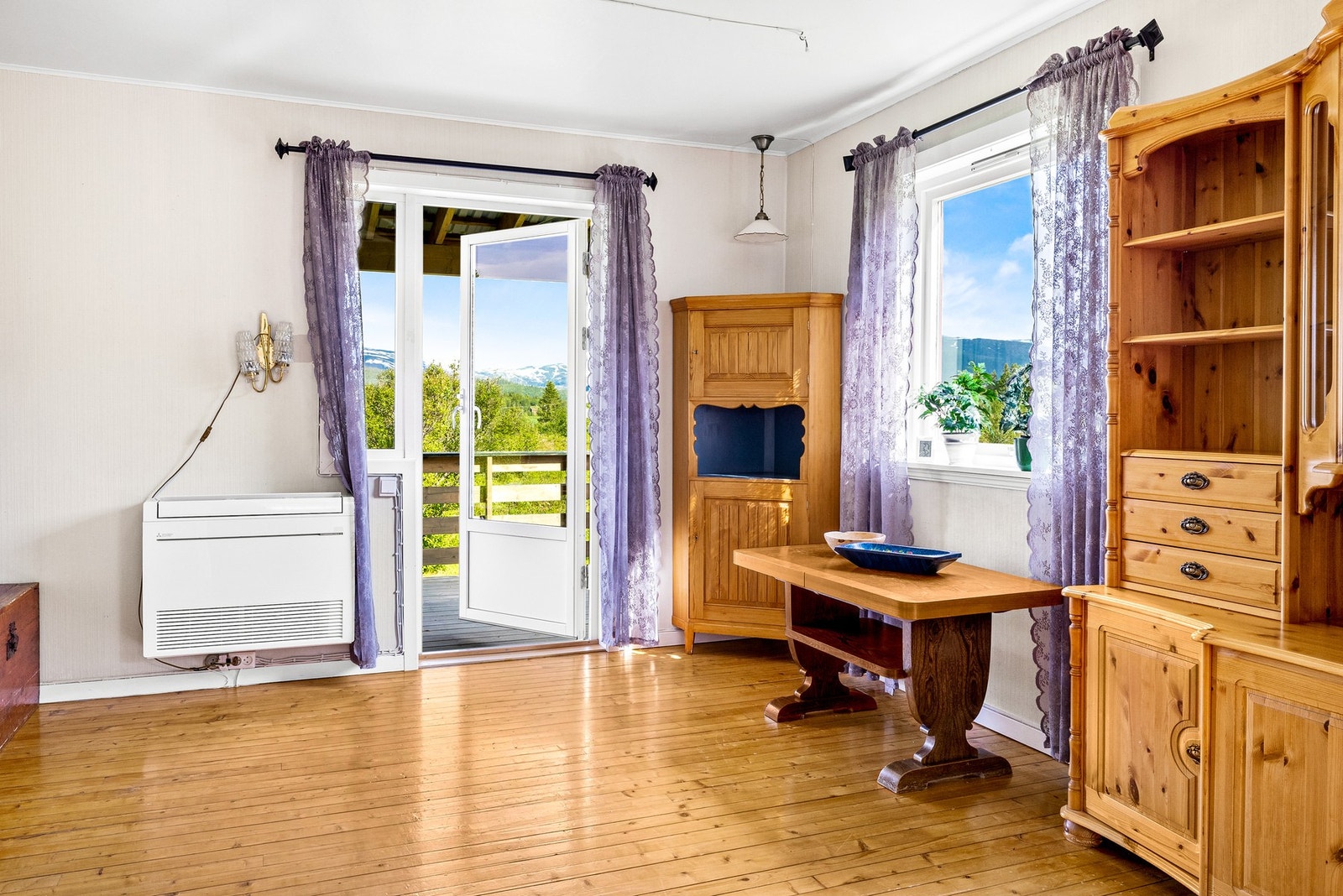 Fra stue er det adkomst til balkong og hage Galleribilde