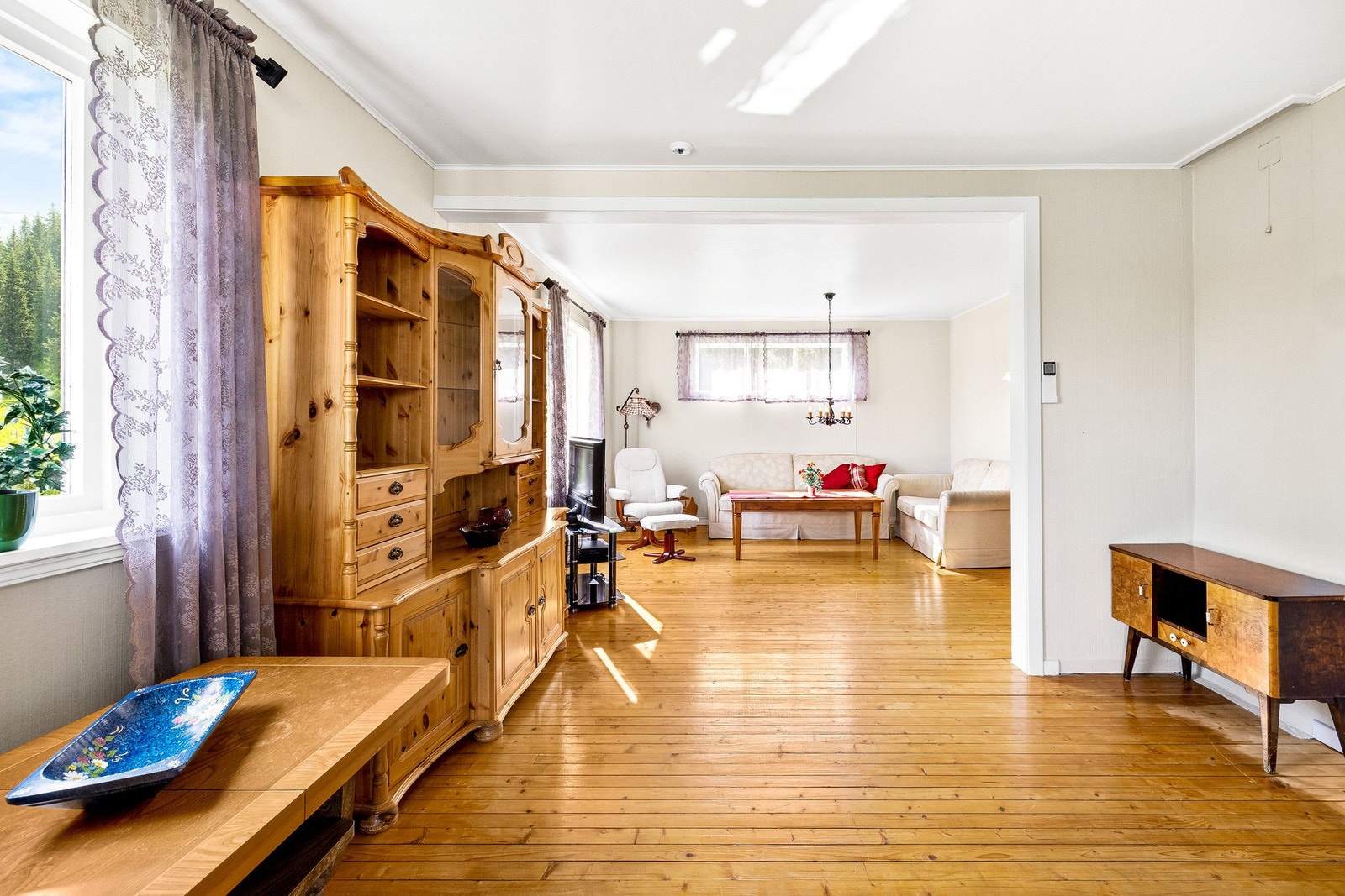 1. etasje består av vindfang, bad, gang, kjøkken og stue Galleribilde