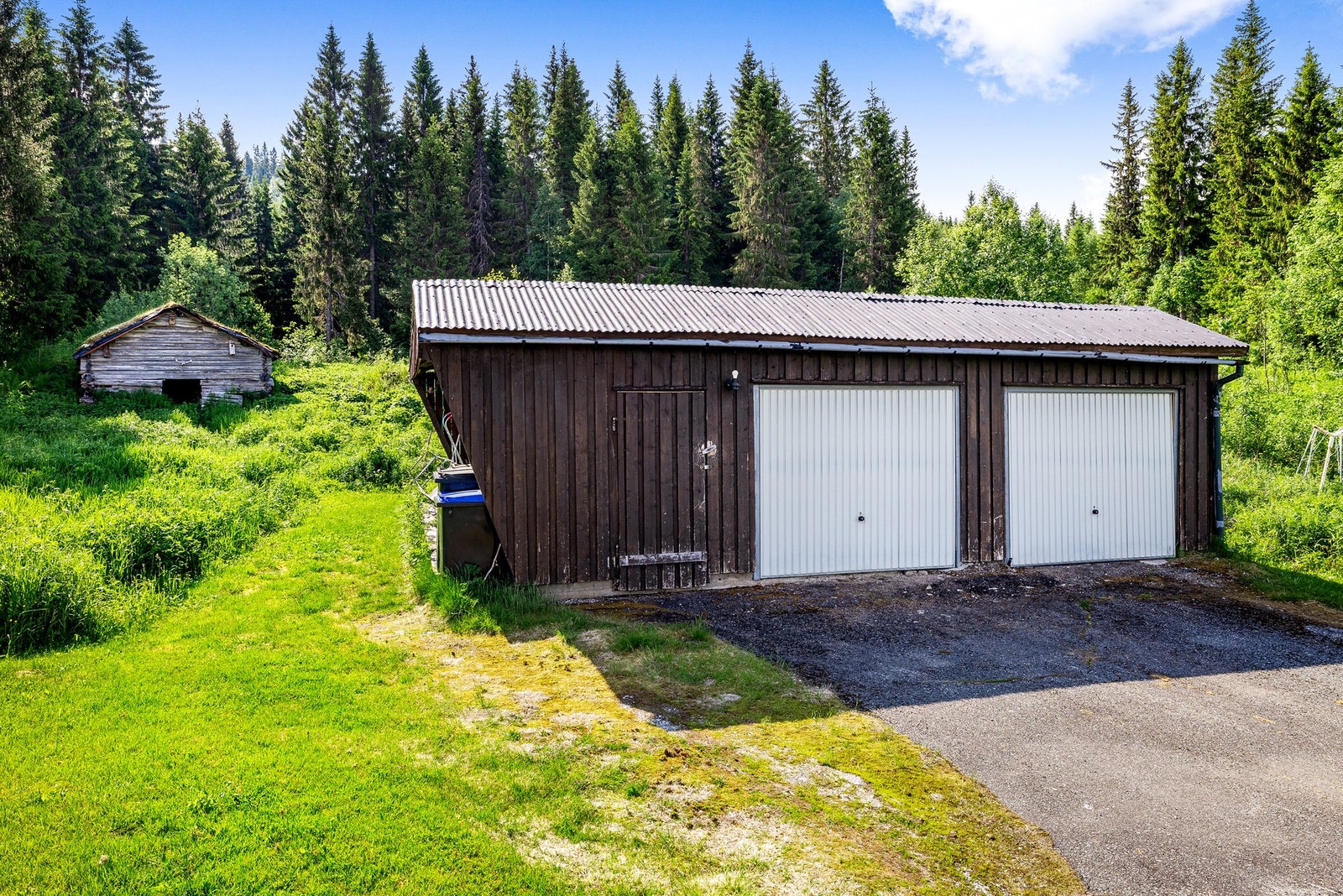 Eldre garasje med innlagt strøm Galleribilde