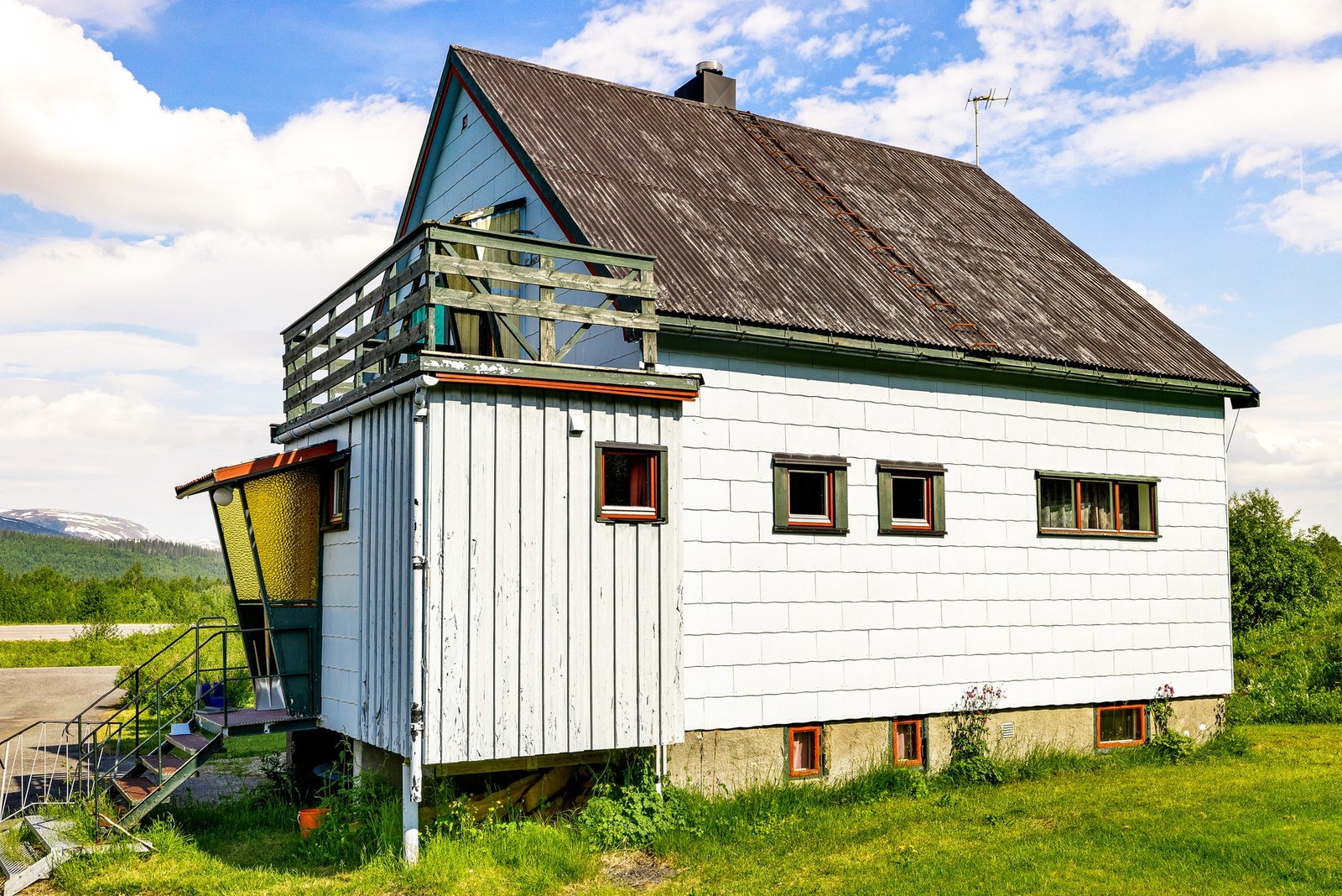 Enebolig beliggende i landlige omgivelser omlag 5 km sør-vest for Namsskogan sentrum Galleribilde