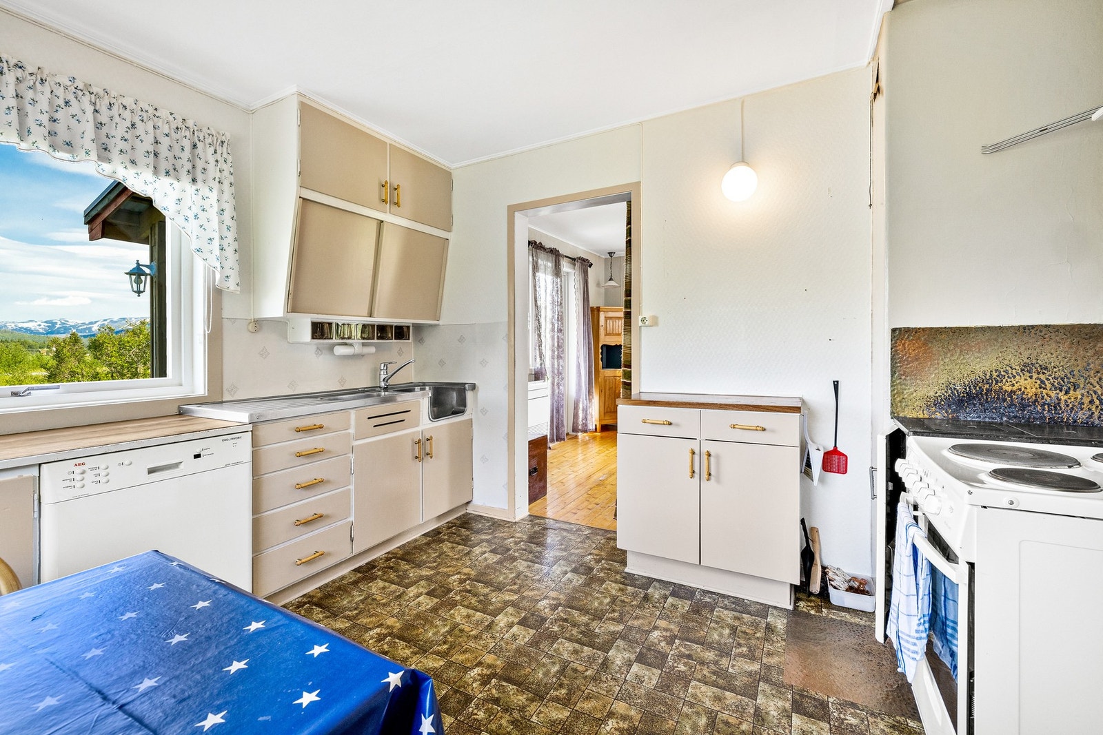 Kjøkken med innredning fra byggeår Galleribilde