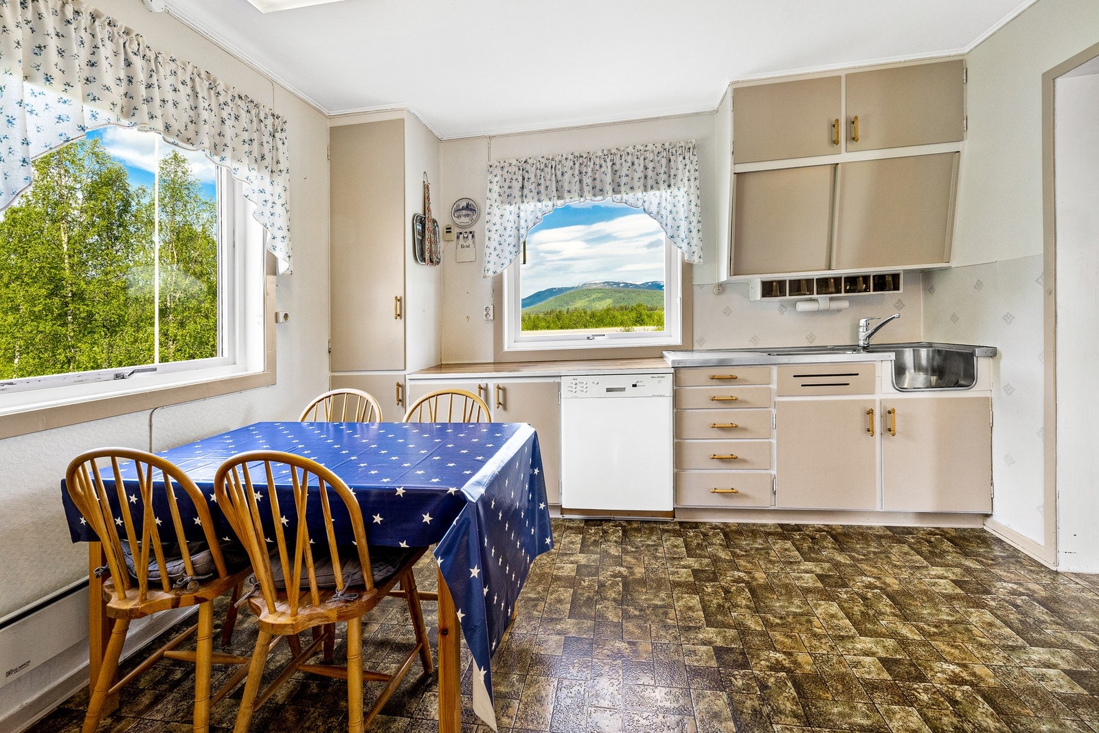 Mulighet for spisegruppe på kjøkken Galleribilde