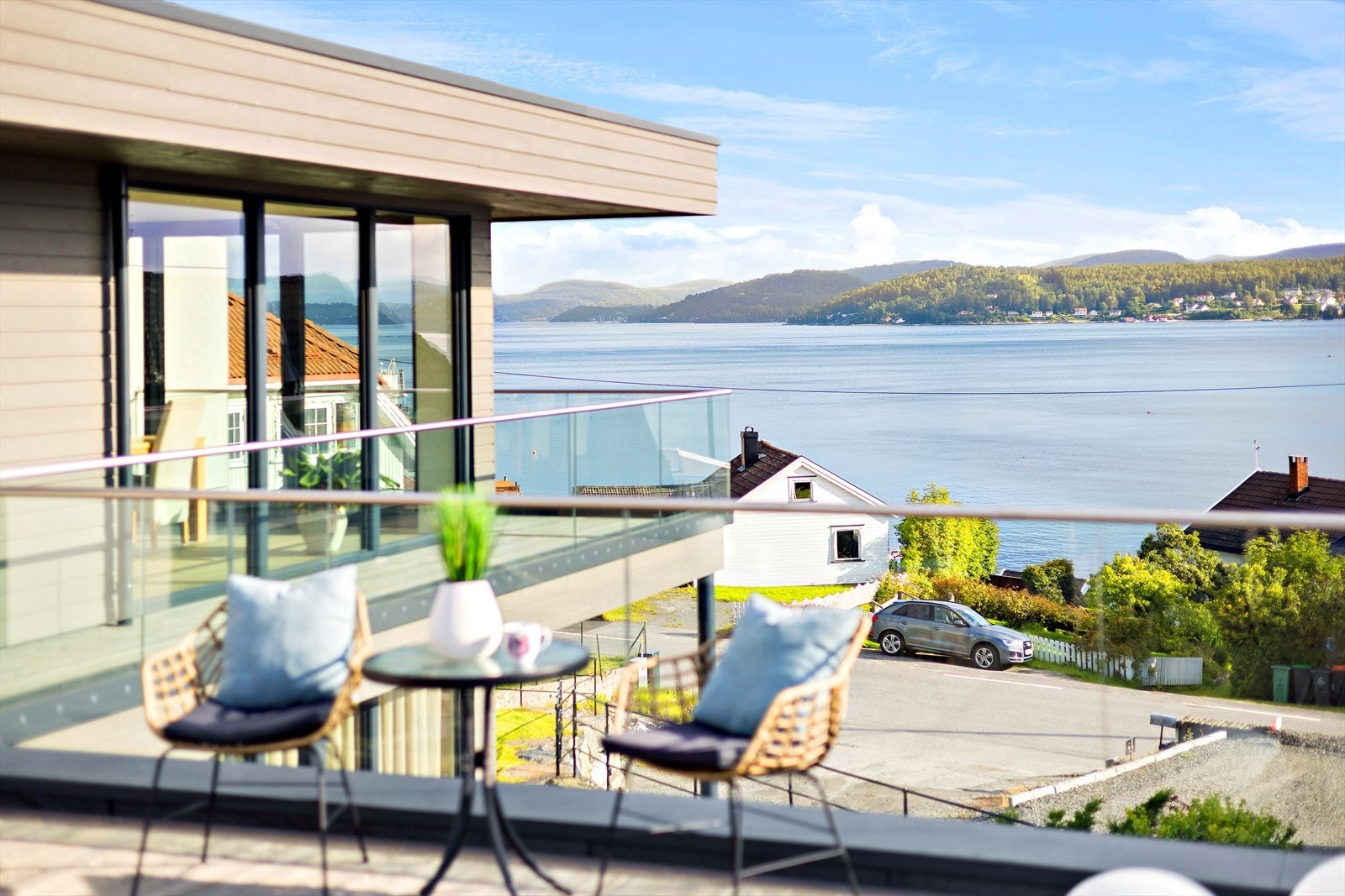 Det er også terrassedel mot sjø ved kjøkken Galleribilde