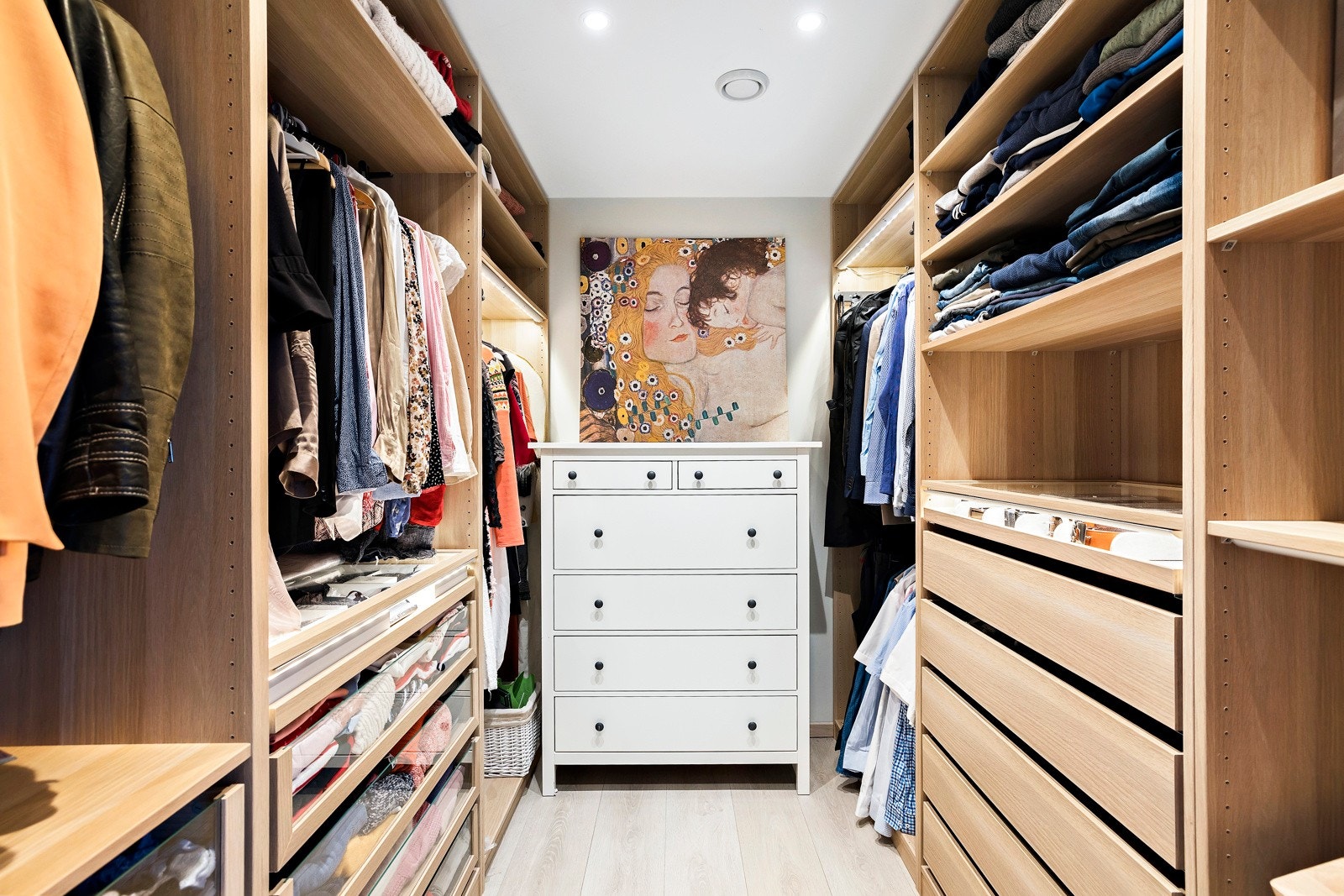 Walk-in garderobe med innredning. Ikea garderobesystem . 275 cm på hver side med i midt kommode fra gulv til tak Galleribilde