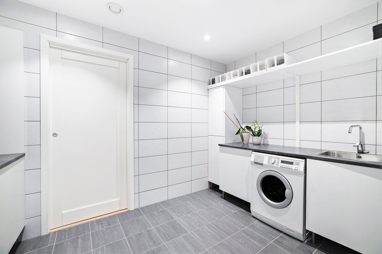 Stort, lyst og meget delikat vaskerom med innredning. Egen kles-sjakt fra walk-in garderobe ned til vaskerommet! Galleribilde
