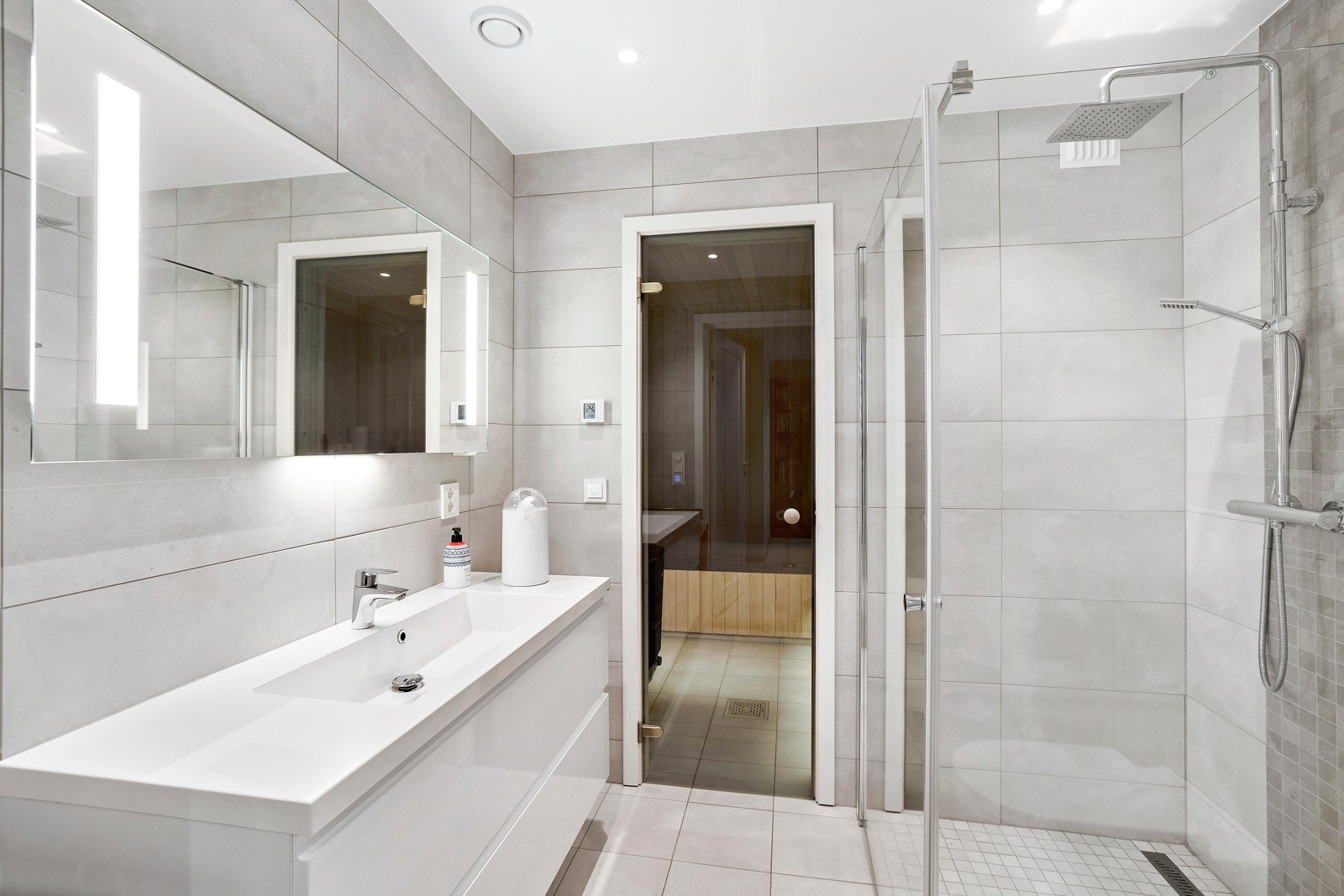Badet i 1. etg har Foss baderomsinnredning med 100x100 dusjnisje Galleribilde
