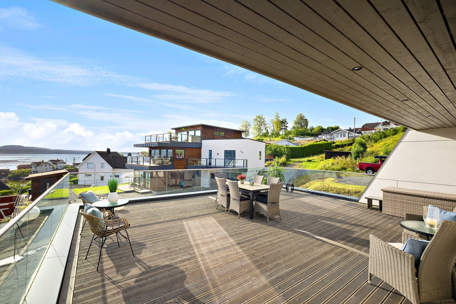 Delvis overbygget terrasse. Galleribilde