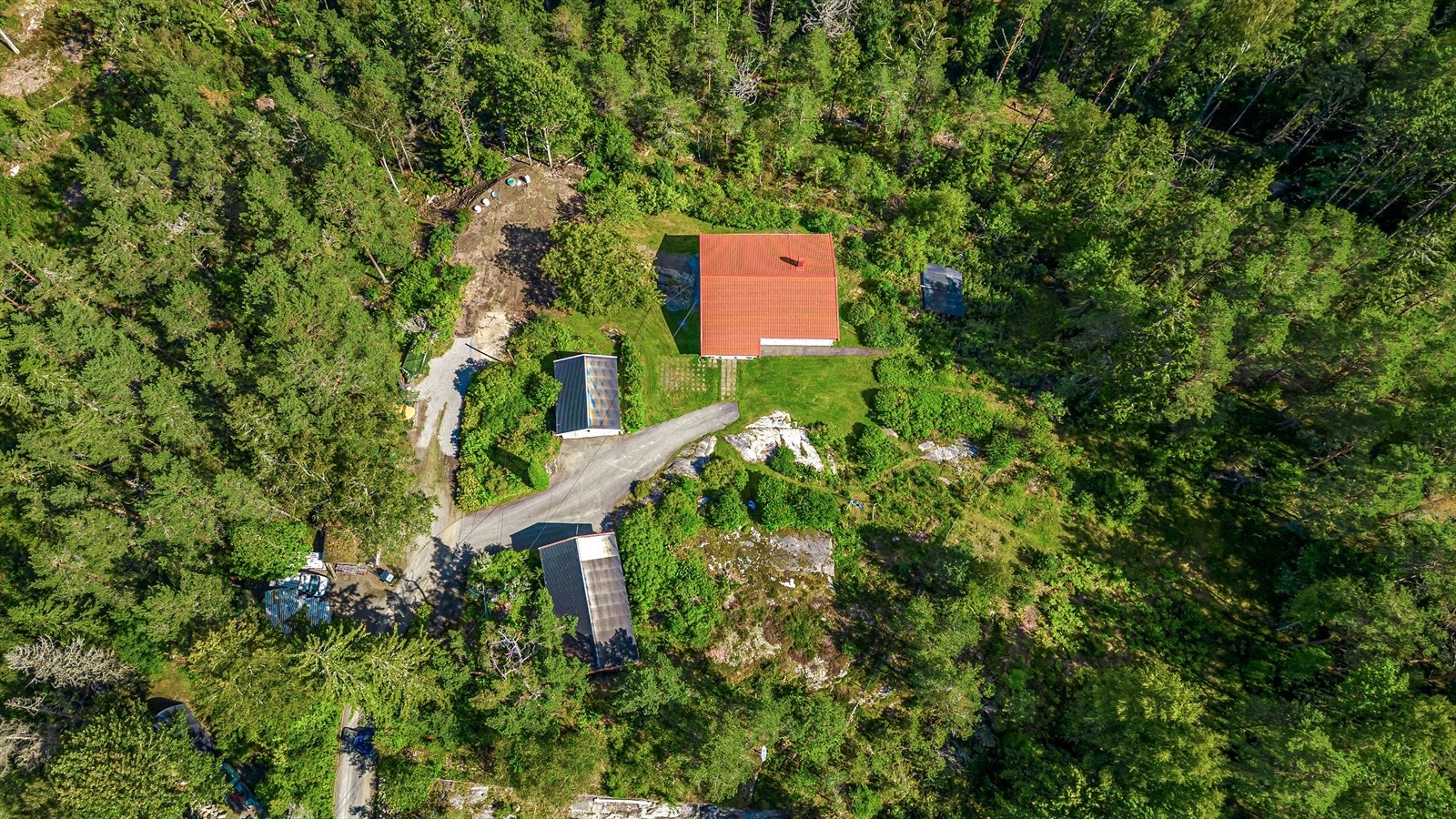 Dronebildene av eiendommen viser hvor idyllisk og landlig boligen ligger til, men samtidig er Oslo kun 20 minutter unna Galleribilde