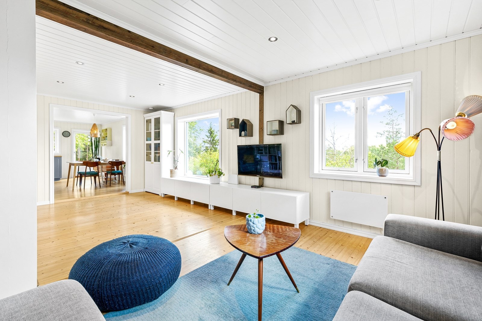 Fra alle vinduer i stuen er det fin landlig utsikt, og det er godt med lysinnslipp fra flere hold Galleribilde