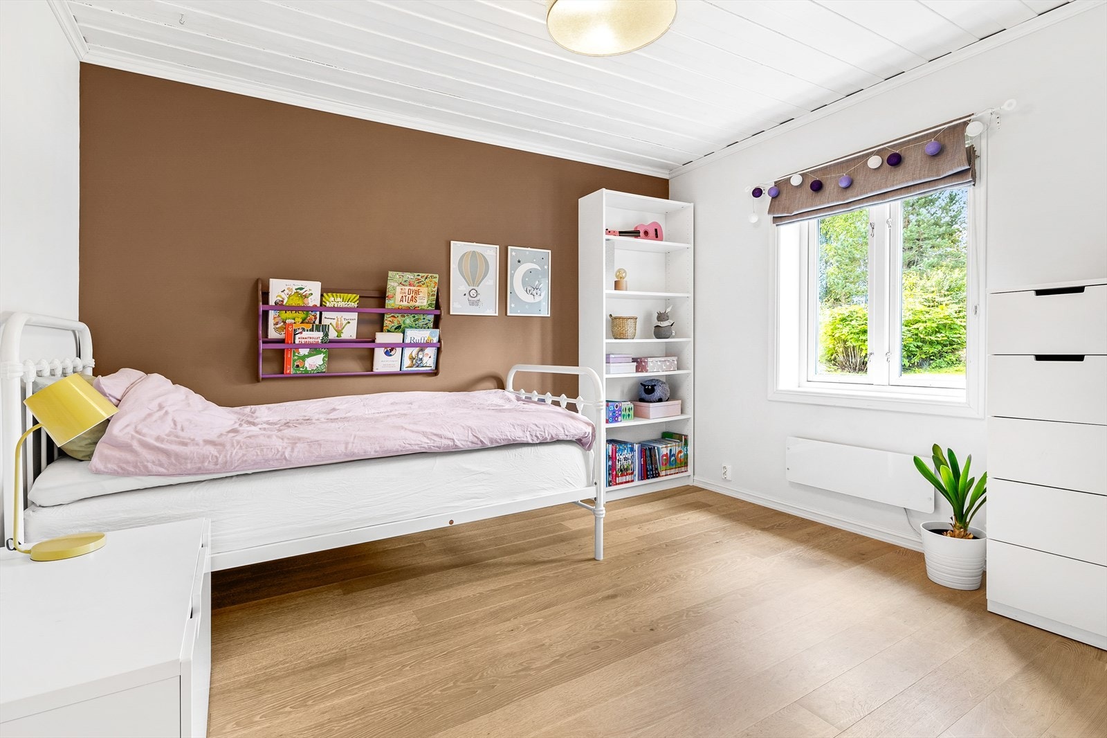 Soverom 2 har en brun kontrastvegg, og er av god størrelse Galleribilde