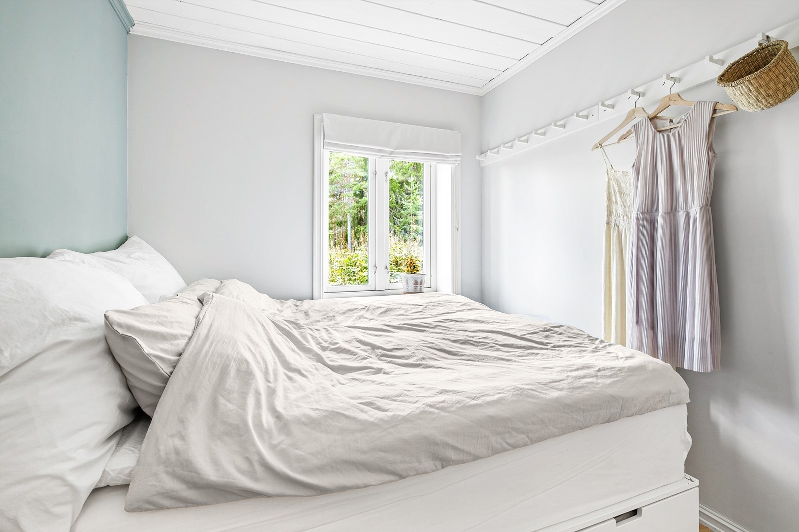 Soverom 1 er innredet med dobbeltseng og har en fin kombinasjon av behagelige fargetoner Galleribilde