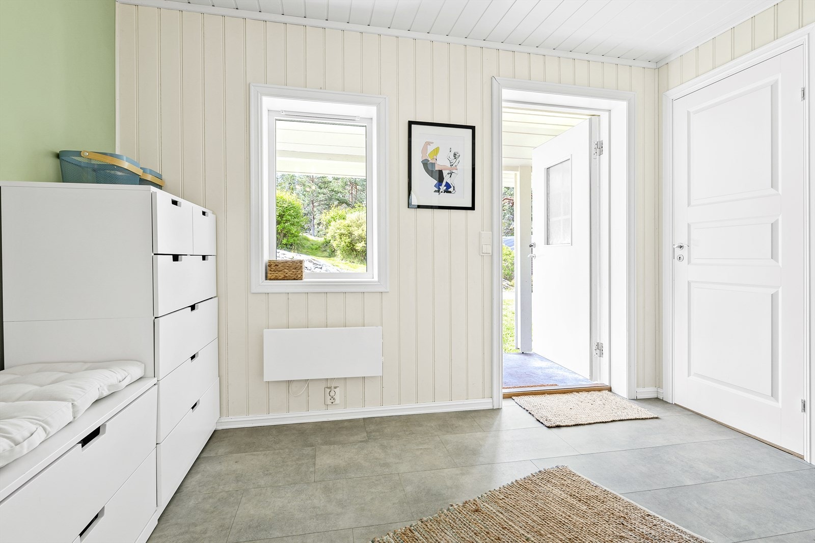 Romslig og hyggelig entré med god plass for sko og yttertøy Galleribilde