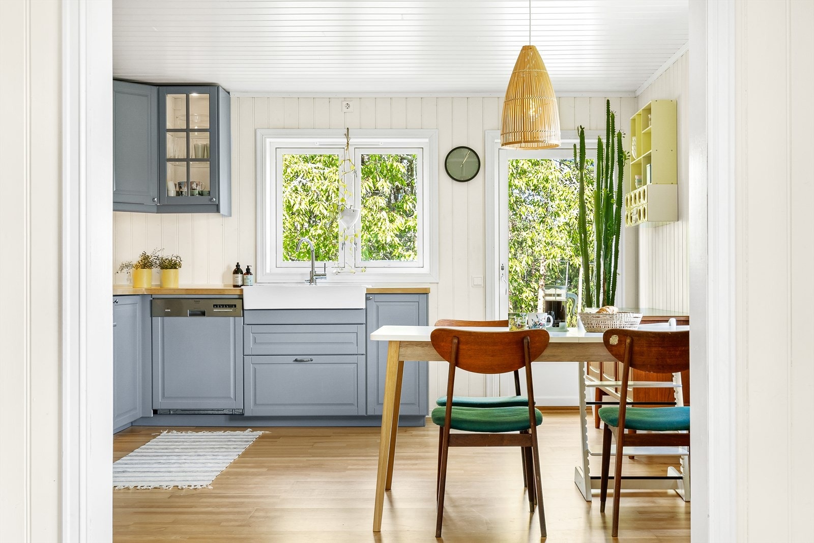 Kjøkkenet har god og koselig plass for kjøkkenbord rett ved vindu. Kjøkkenet har flere vinduer og rommet får lysinngang fra flere hold Galleribilde