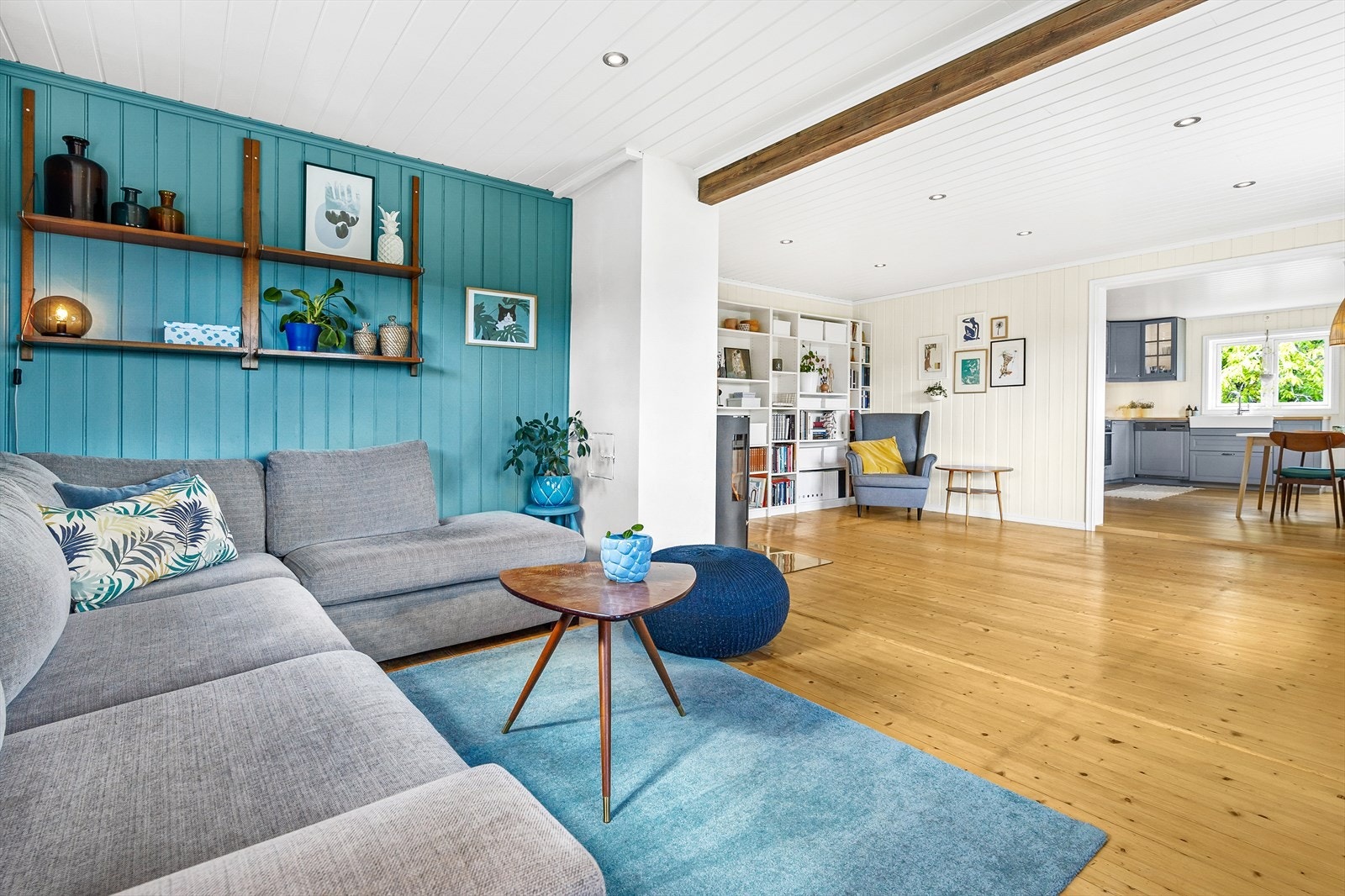 Stuen innehar fine detaljer som kontrastvegger og synlig drager i taket som er beiset Galleribilde