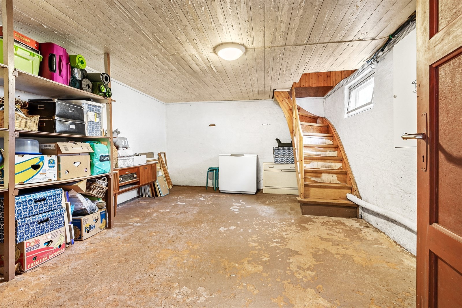 Trapp fra entré til kjeller som består av råkjeller som brukes til oppbevaring og vaskerom/bad som ligger bak bildet Galleribilde