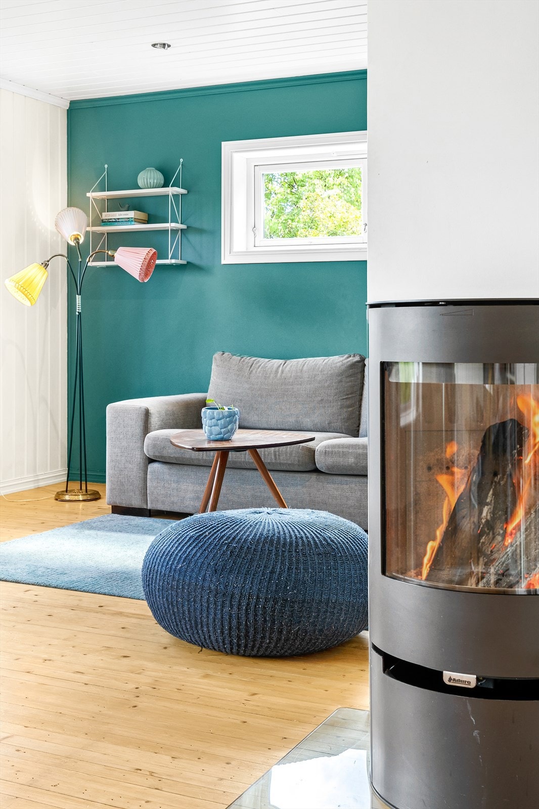 På kalde dager kan man fyre i vedovnen for kos og varme Galleribilde