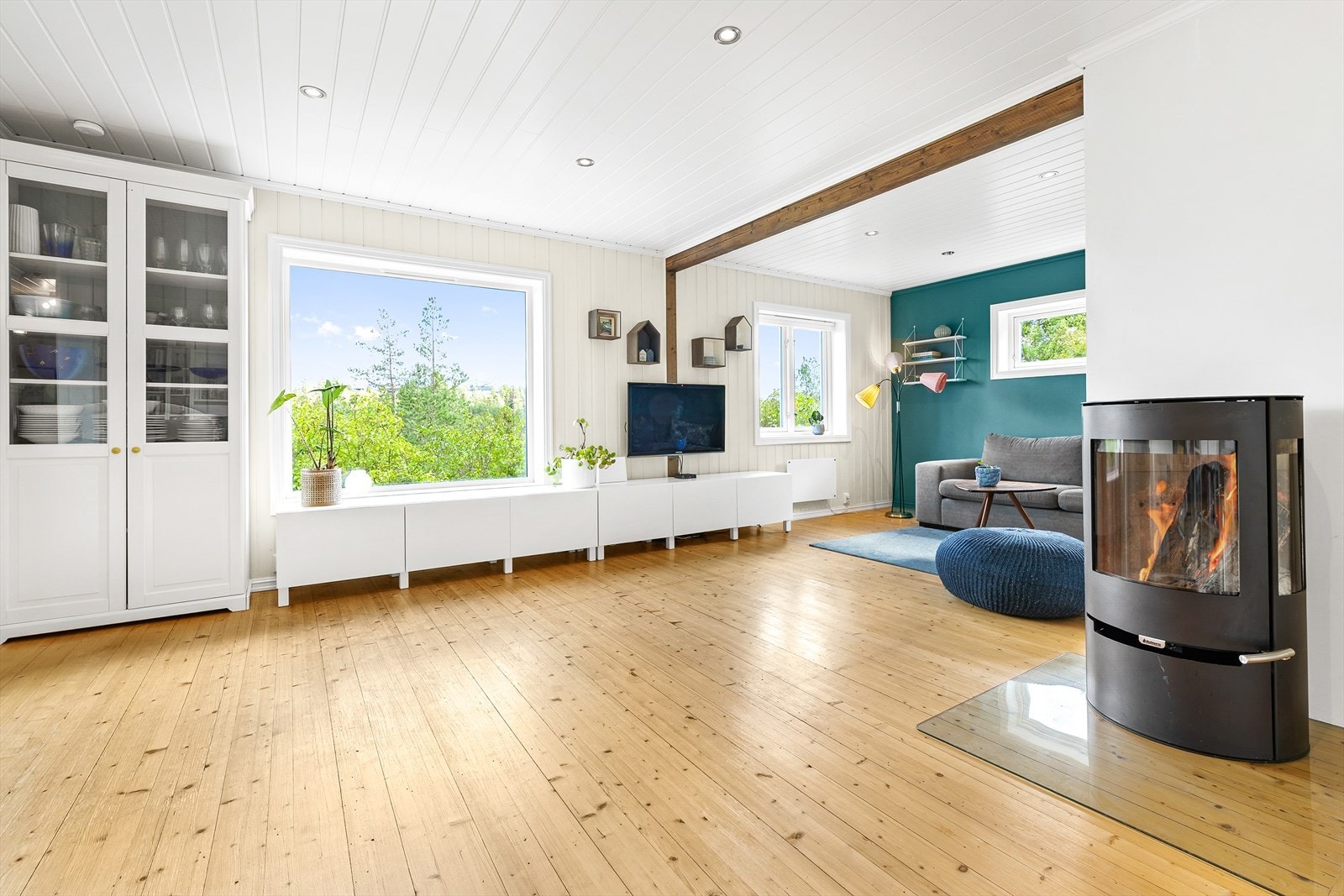 De fleste overflater i 1. etasje ble oppgradert i 2014, og stuen fikk også ny peisovn i samme sammenheng Galleribilde