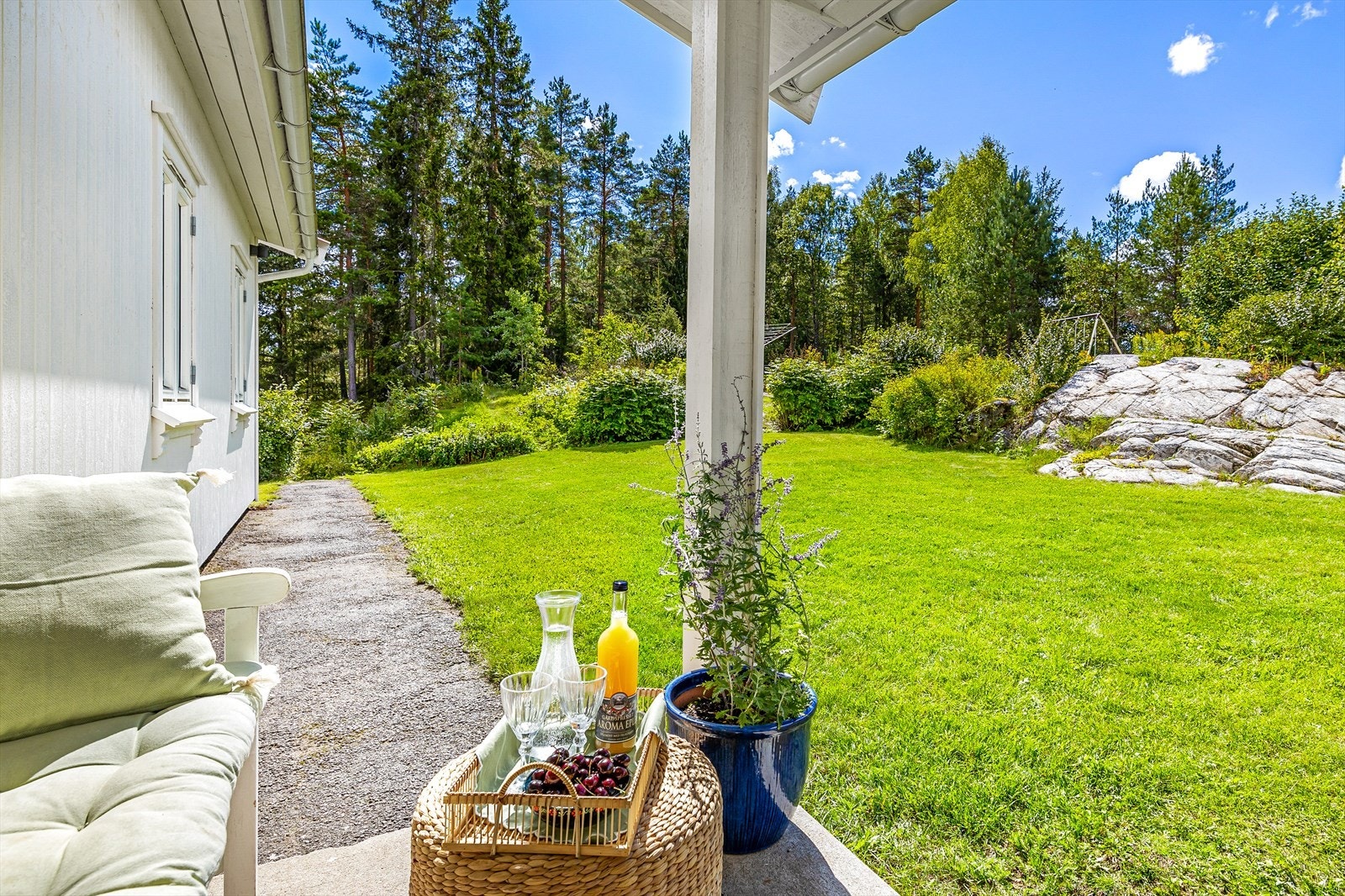 Hvitebjørnveien 23 har flott og skjermet hage. Her kan man sitte å høre på fuglekvitter i fred og ro Galleribilde