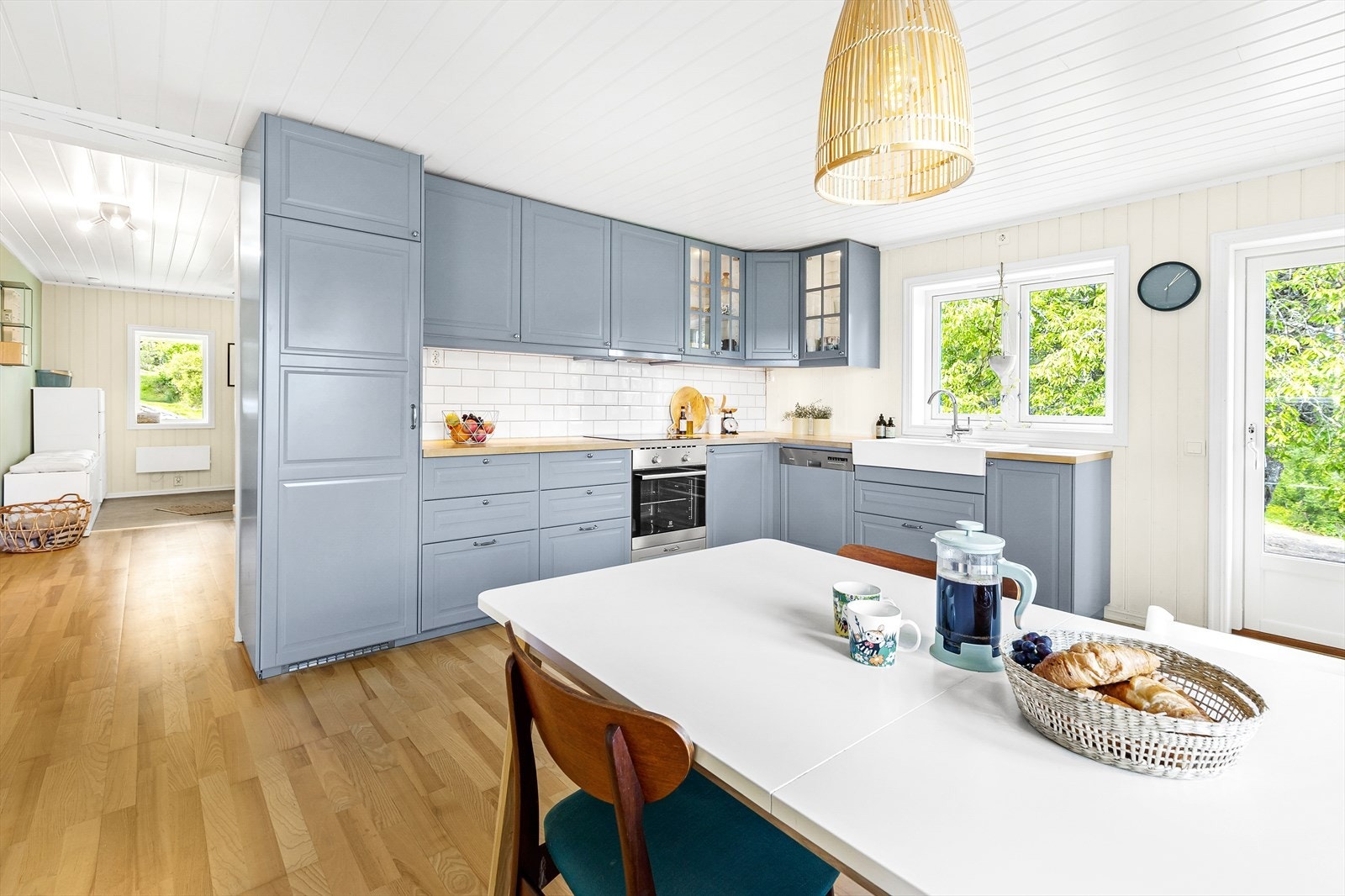 Det er åpent mellom entré/gang og kjøkken. Du kommer rett inn i et herlig og meget hyggelig kjøkken hvor det er ferdig innsatt balkongdør. Var planer om platting utenfor kjøkken Galleribilde