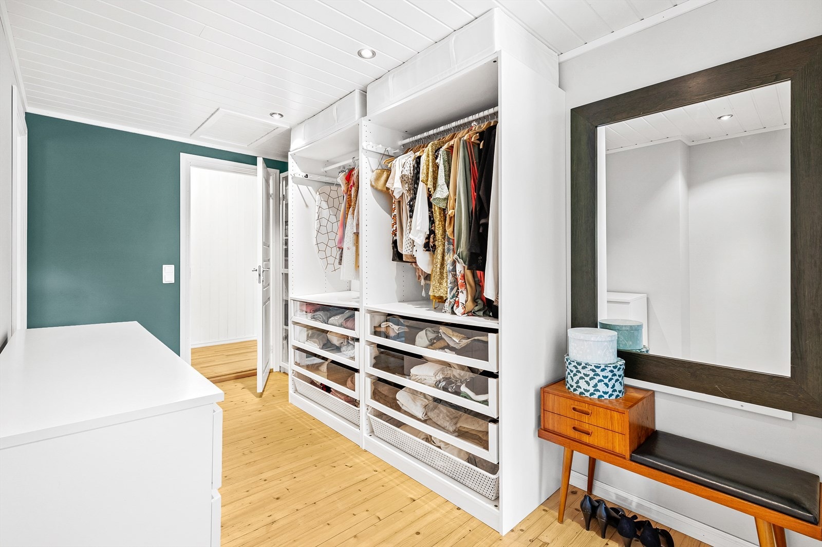 Fra entréen kommer man inn i en mellomgang som er innredet med garderobeskap. Mellomgangen ligger ved soverommene og er innredet som et omkledningsrom Galleribilde