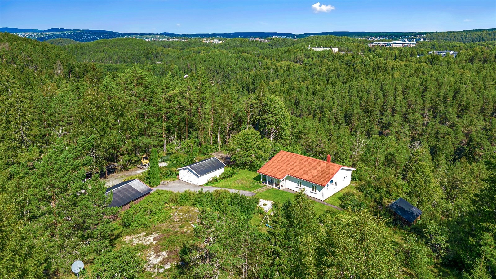 Boligen ligger idyllisk til med skog og mark som nærmeste nabo Galleribilde