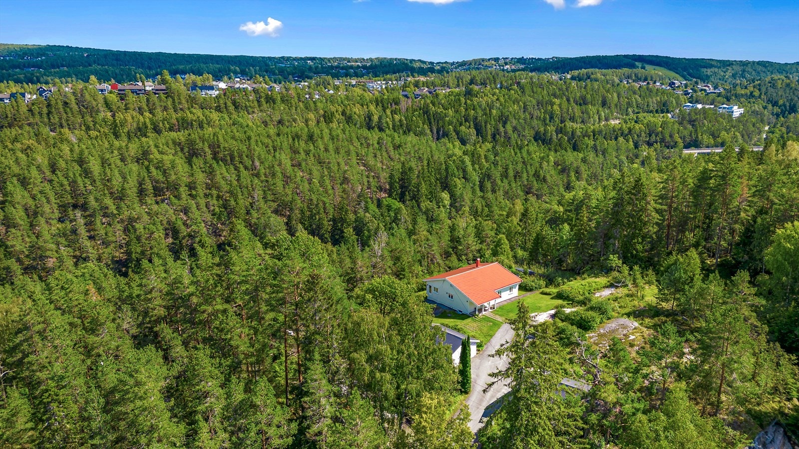 Man kan ikke ha skog og mark nærmere enn dette. Her har man turløyper rett utenfor døra Galleribilde
