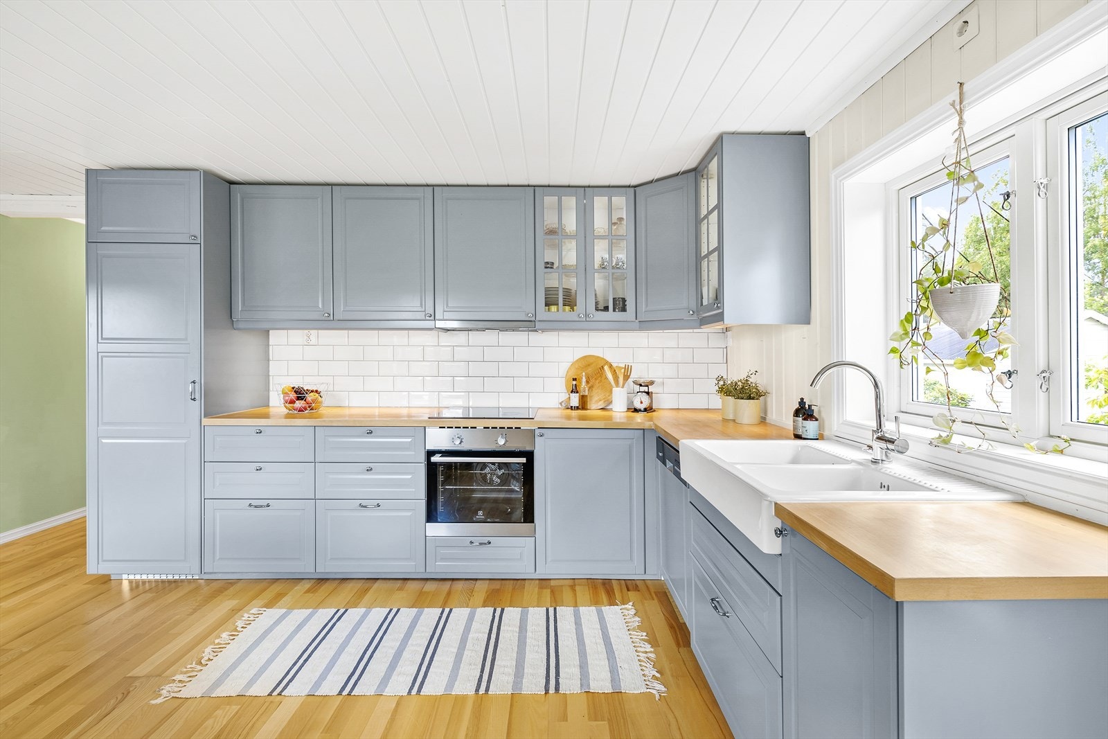 Kjøkkenet ble også skiftet ut i 2014, og består av en pen profilert kjøkkeninnredning fra IKEA med stor dobbel oppvaskkum, integrerte hvitevarer og benkeplate i heltre. Kjøkkenet har også fine subway-fliser mellom over- og underskap Galleribilde