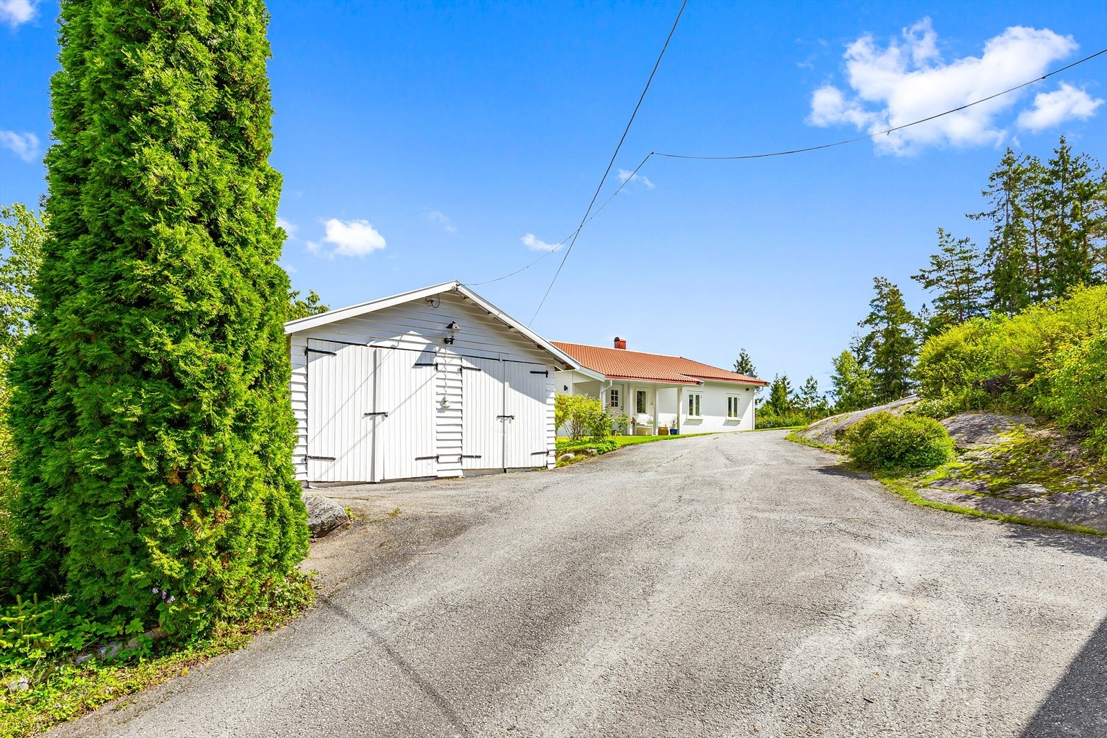 På eiendommen står det også en garasje som er innredet med hobbyrom og et verksted/uthus med potensial Galleribilde