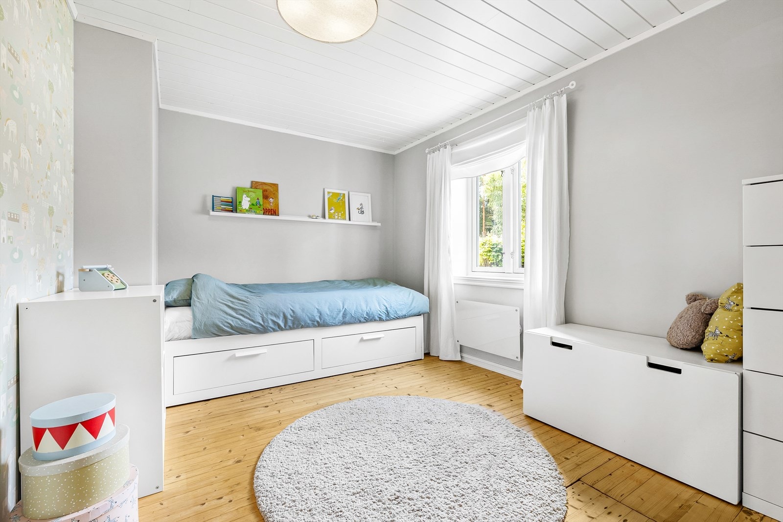 Soverom 3 er også av god størrelse og har gråmalte vegger og en fin tapetvegg som kontrast Galleribilde