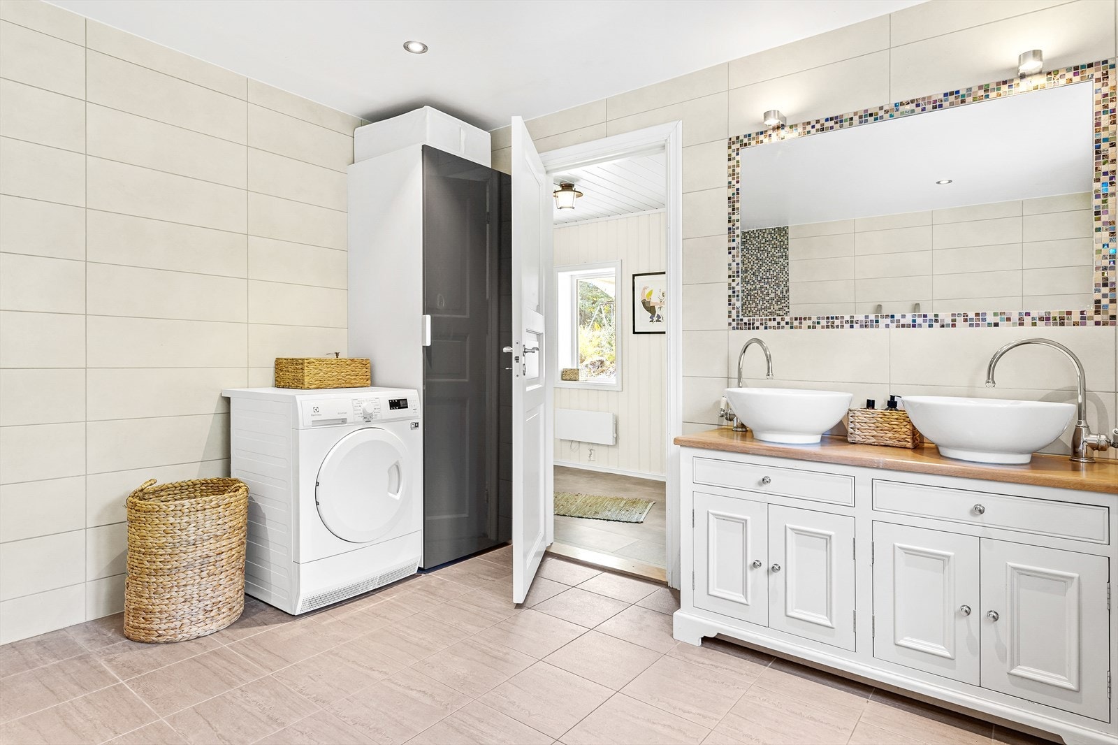 Rett ved entré er det er herlig og lunt baderom fra 2014. Badet er av svært god størrelse, og har fliser på gulv og vegger. Det er varmekabler i gulv og downlights i taket Galleribilde