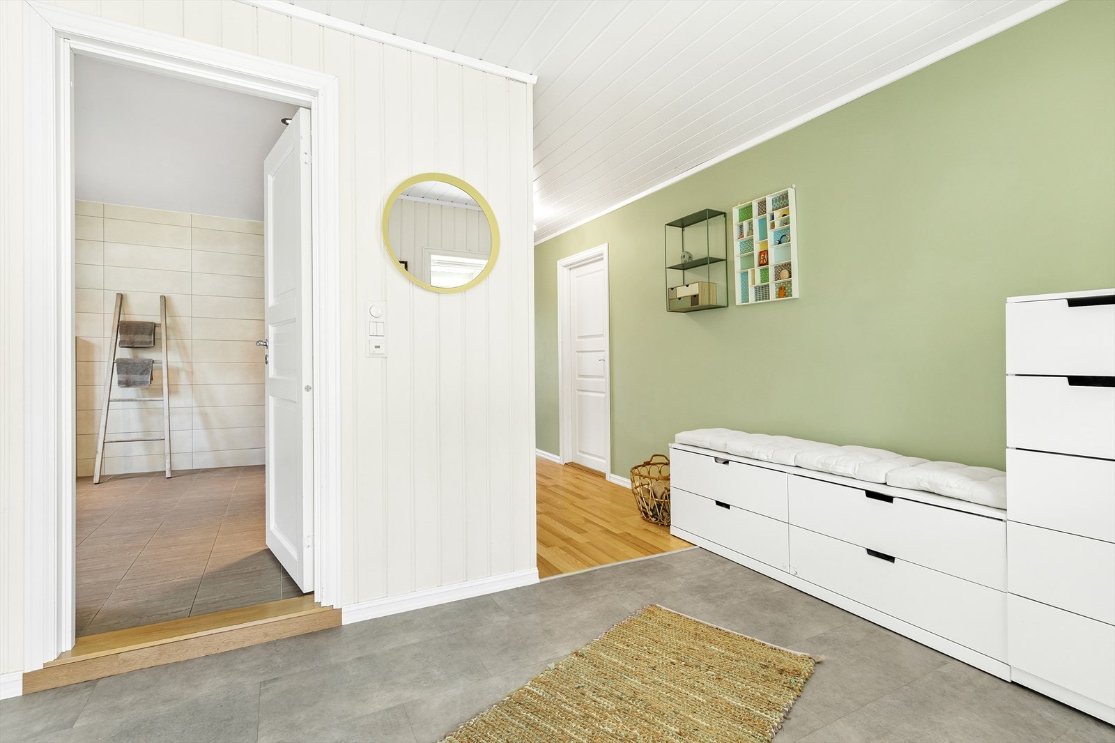 Entréen har fine fargekombinasjoner på overflater som gir et godt og riktig førsteinntrykk av hva som venter deg videre inn i boligen Galleribilde