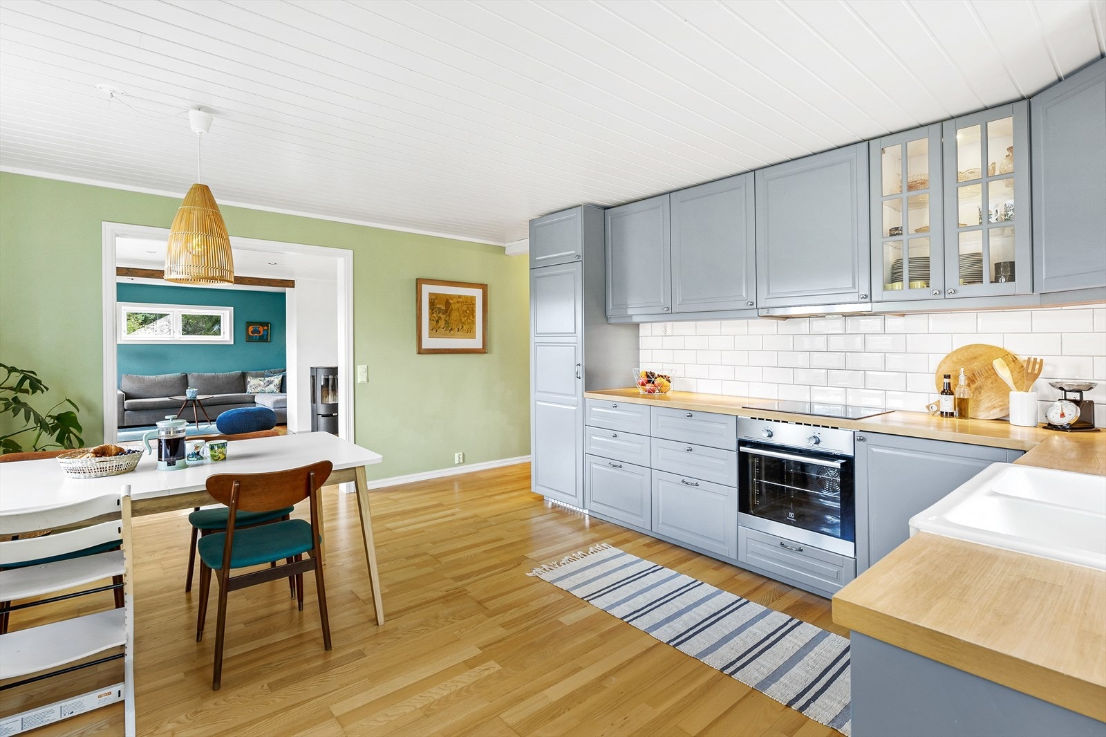 Det er delvis åpent mellom stue og kjøkken Galleribilde