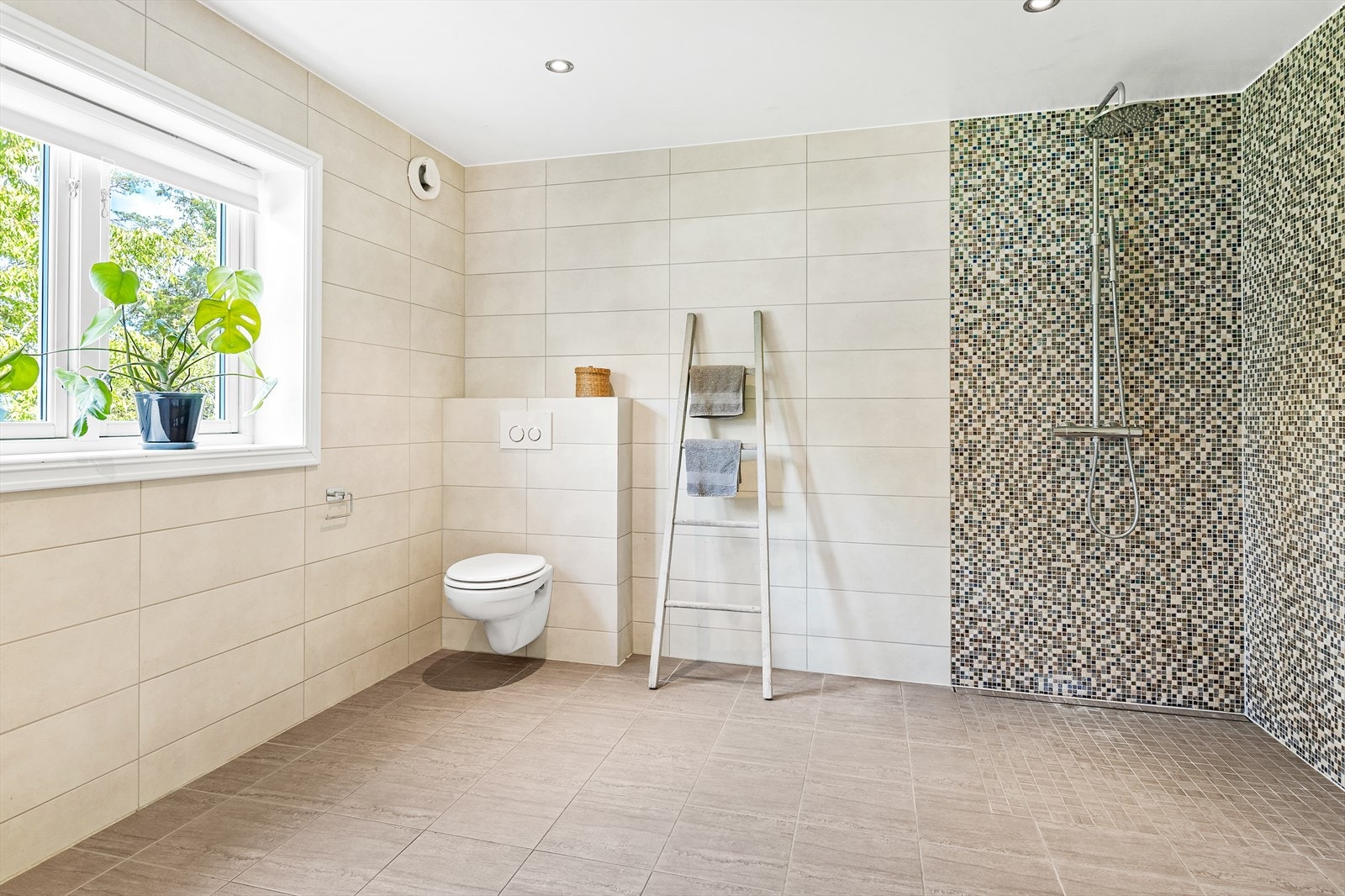 Vindu på badet som gir rommet godt med lysinngang Galleribilde