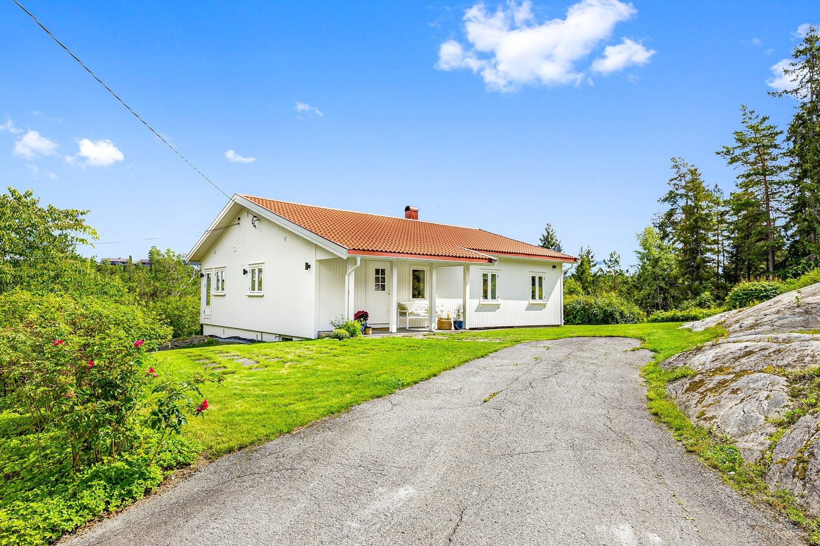 Hvitebjørveien 23 har god plass for flere bilder ved innkjørselen Galleribilde