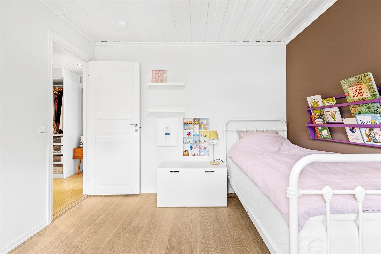 Soverom 2: Gulvet har moderne og lekker parkett Galleribilde