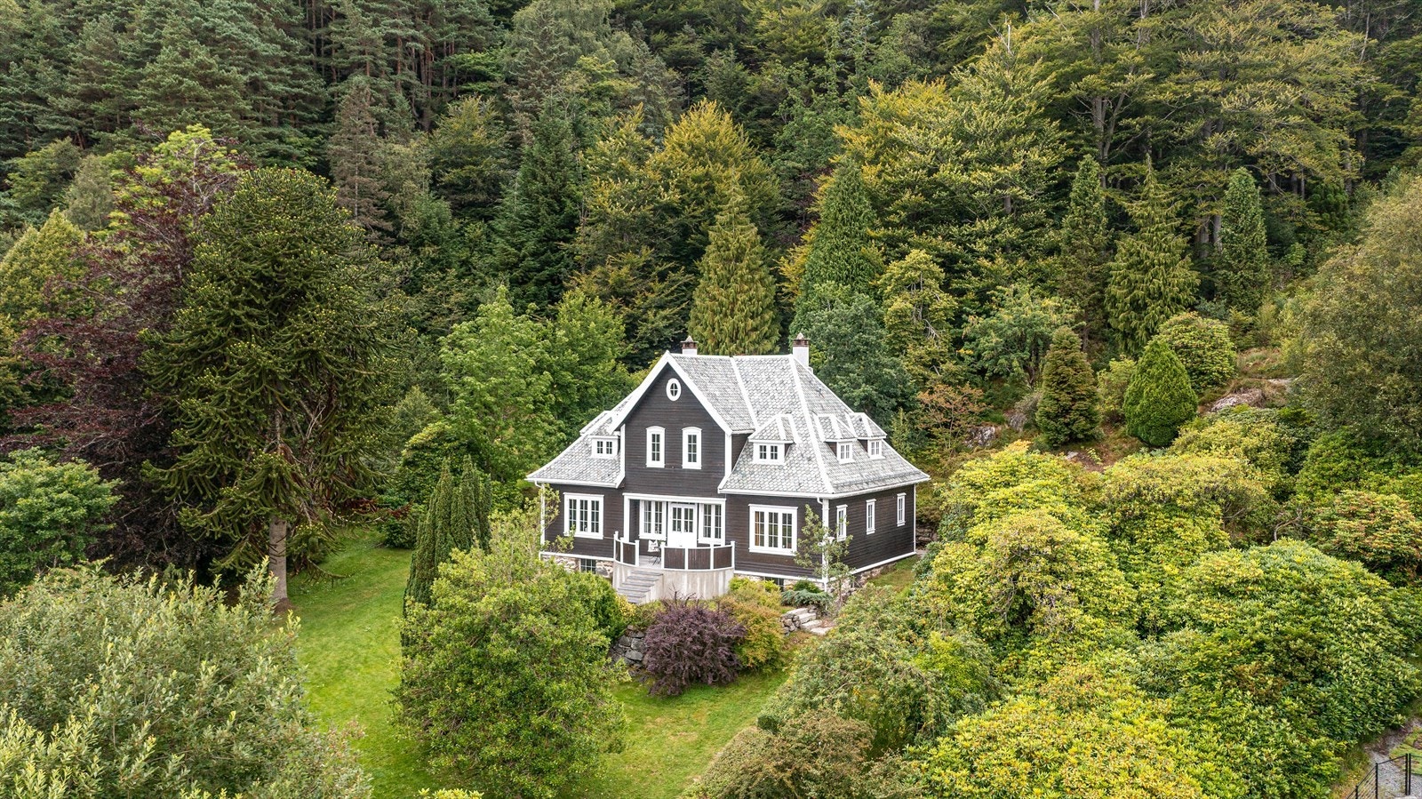Velkommen til Severin Malminsveg 16 - En historisk villa med et praktfullt hageanlegg Galleribilde