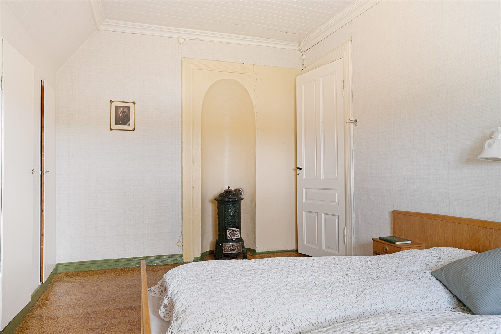Omtrent alle rom i huset har egen vedovn. Dette vitner om tiden før huset hadde innlagt strøm. Vedovner er ikke i bruk og må sjekkes. Galleribilde