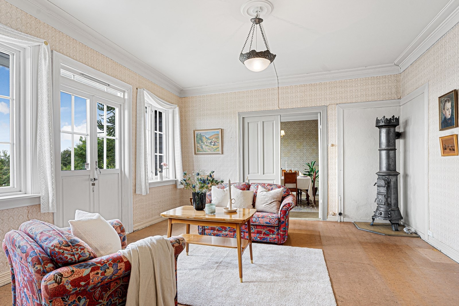 Fra denne stuen er det tofløyet dør til spisestuen på den ene siden. Galleribilde