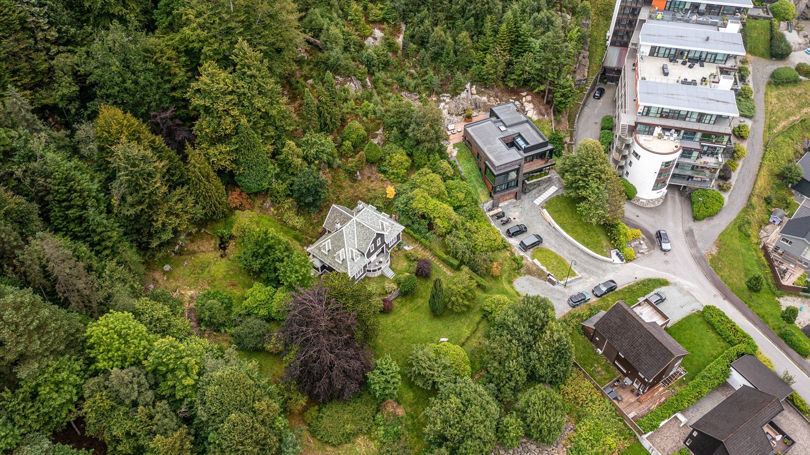 Bildet viser et lite overblikk over hagenlegget slik det fremstår idag. Eiendommen strekker seg oppover fjellet og bak leilighetskomplekset Galleribilde