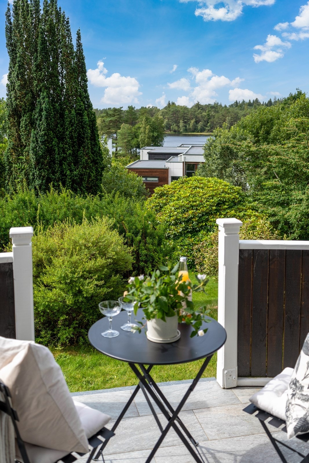 Fra verandaen er det flott utsikt mot Arkavannet Galleribilde