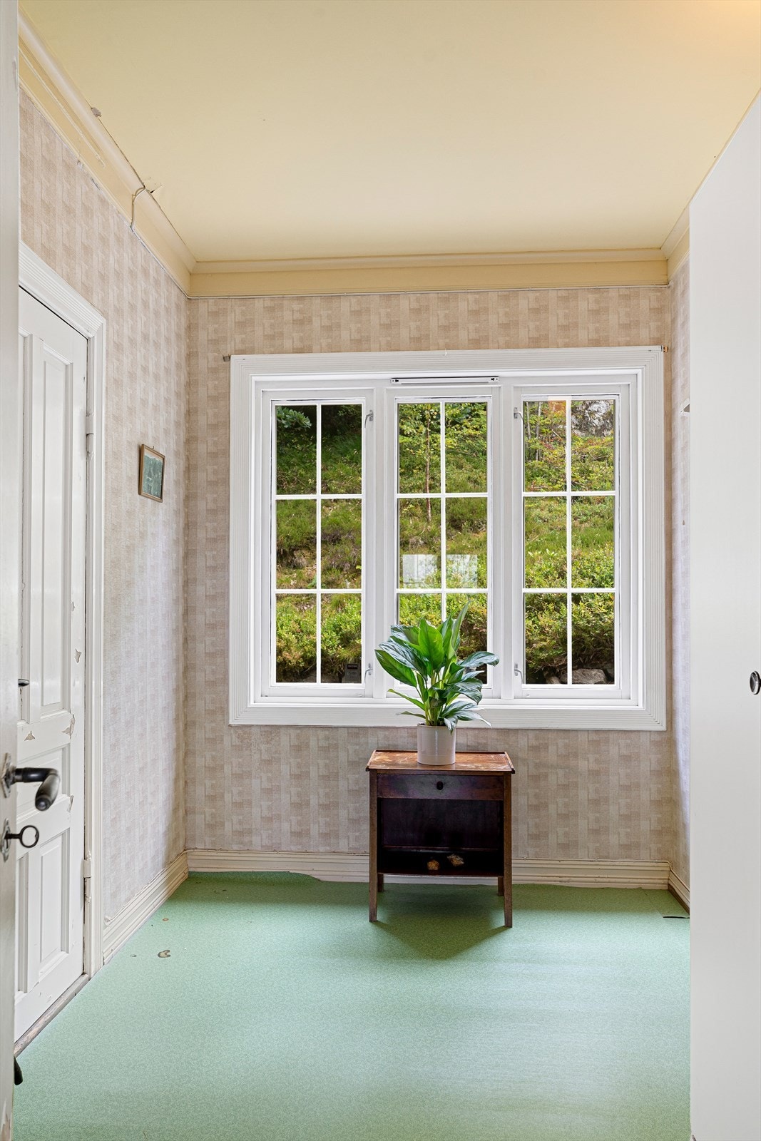 Mellomgang/ garderobe med adkomst fra hallen og dagligstuen. Herfra er det adkomst videre til bad på hovedplan. Galleribilde