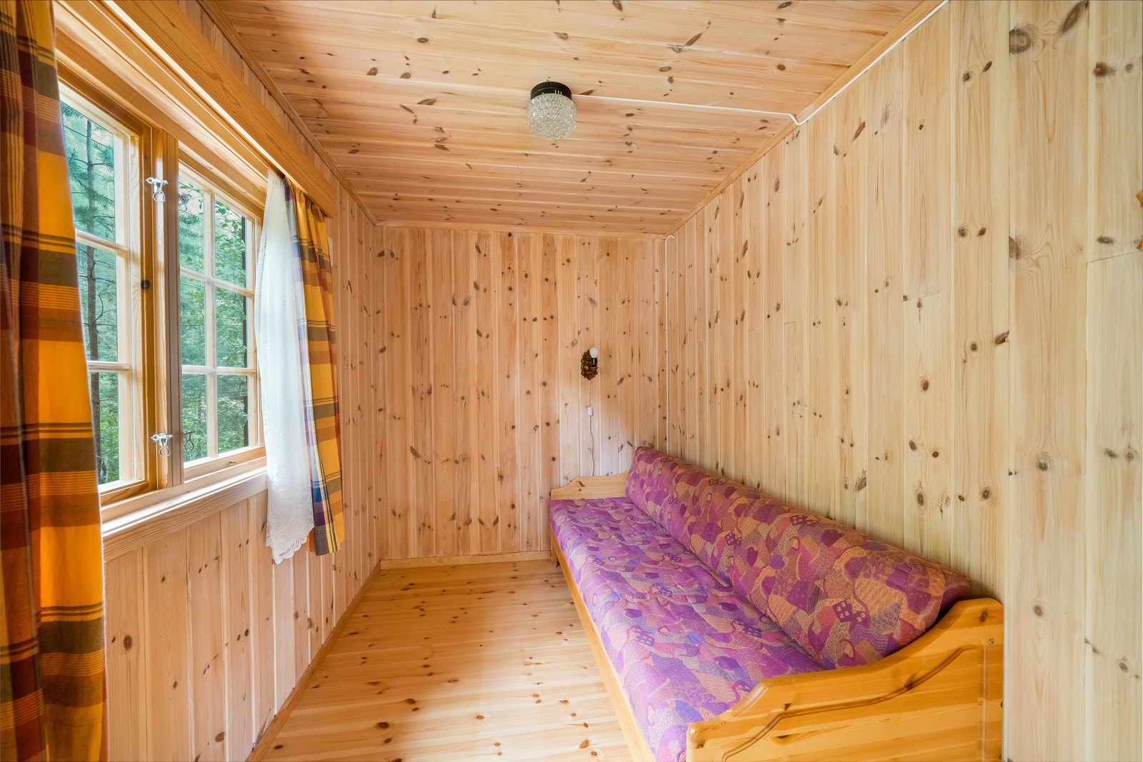 Disponibelt rom med adkomst fra utsiden av hytte. Galleribilde