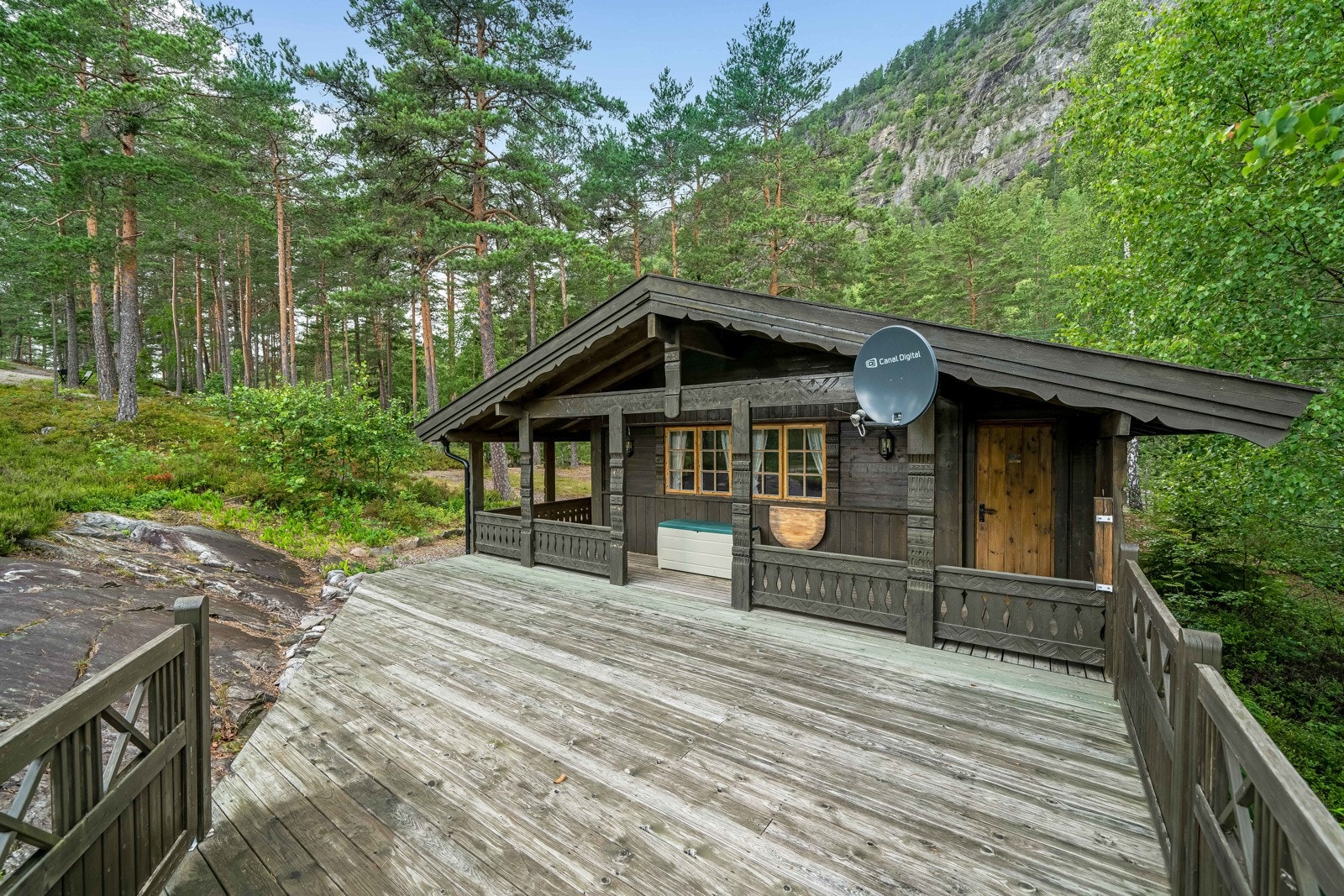 Solid Buenhytte med romslig veranda med god plass til utemøblement. Galleribilde