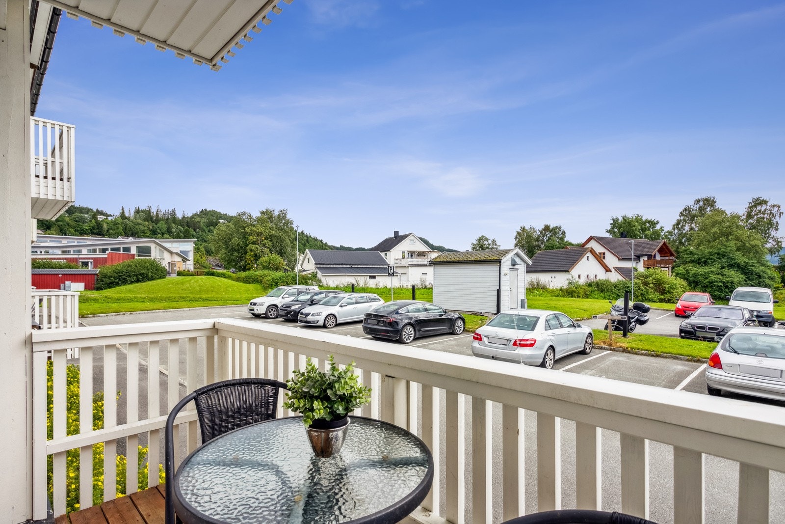 En arealeffektiv og moderne leilighet, perfekt plassert i et rolig og familievennlig nabolag. Galleribilde