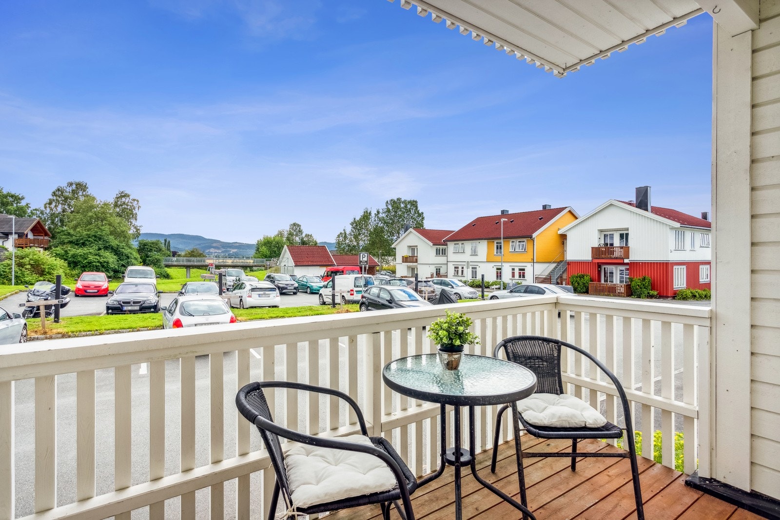 Balkongen måler 4 kvm og har plass til utemøblement. Galleribilde